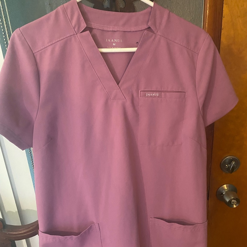 Jaanuu scrub set pink